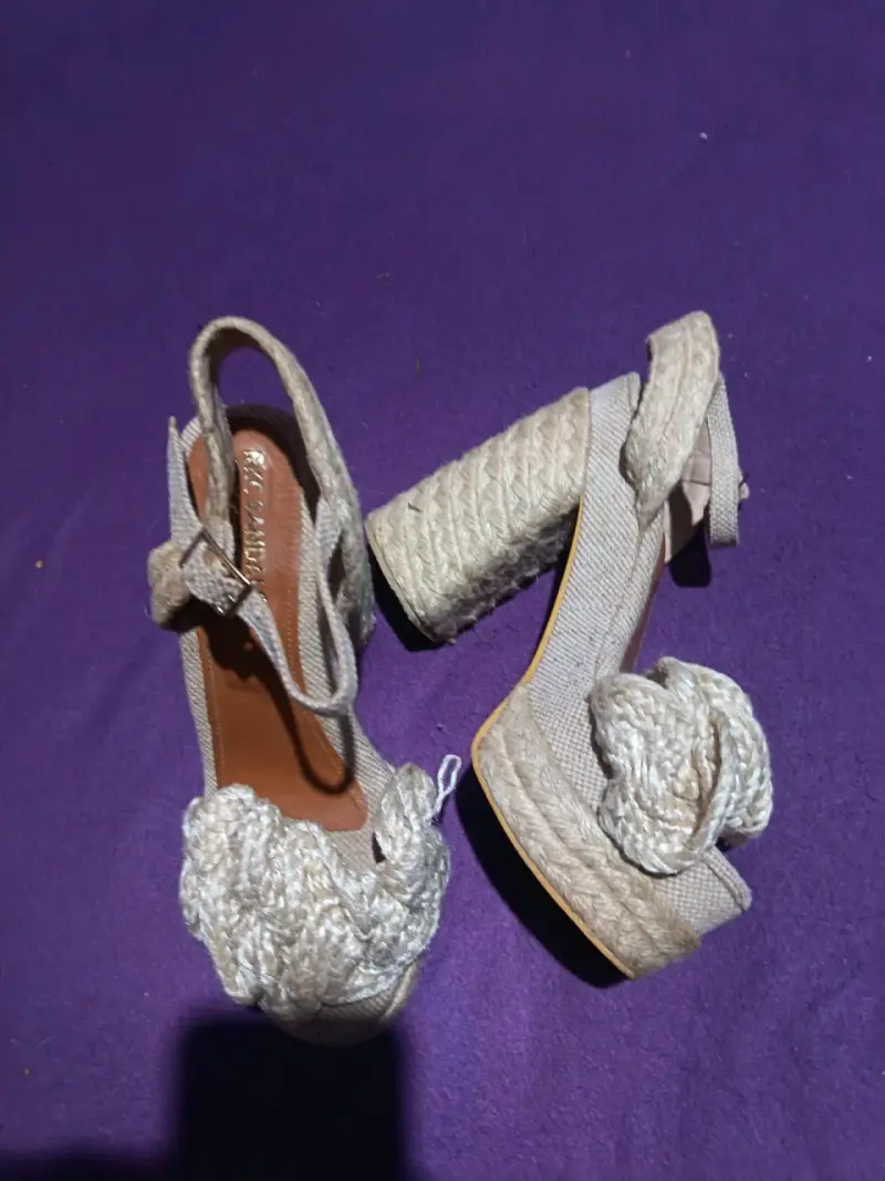 Sandalias de plataforma beige con diseño trenzado - 4