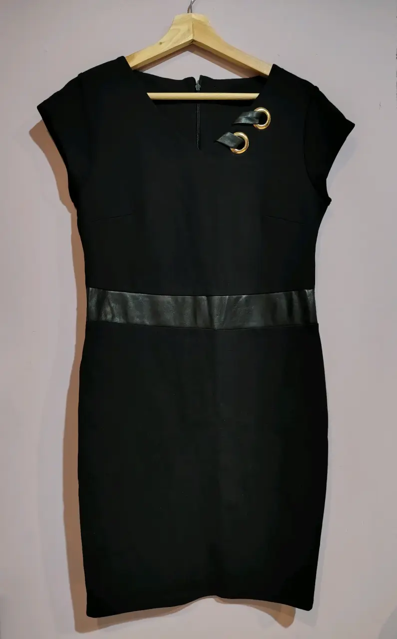 Vestido negro elegante con detalles dorados - 1