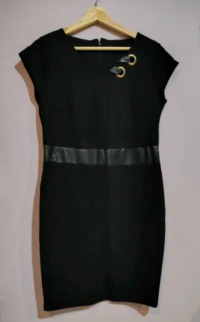 Vestido negro elegante con detalles dorados - miniatura 1