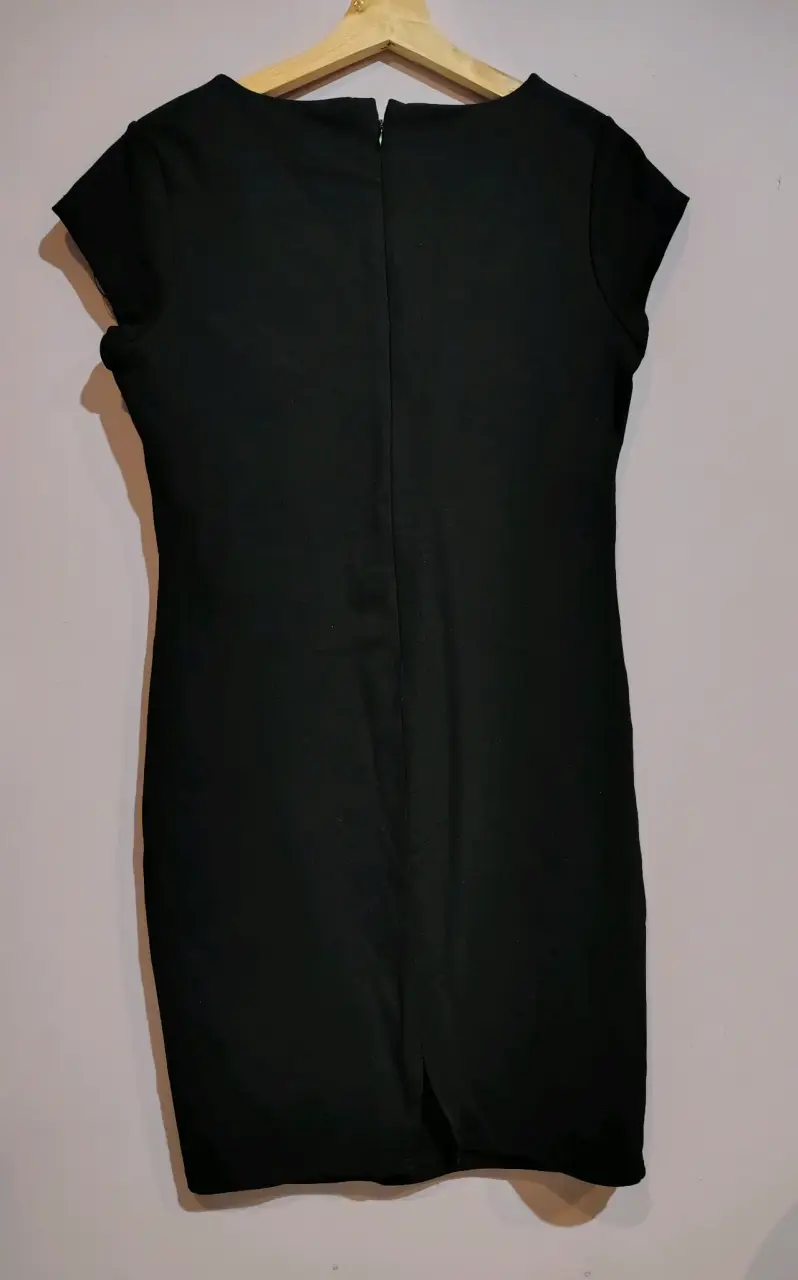 Vestido negro elegante con detalles dorados - 2