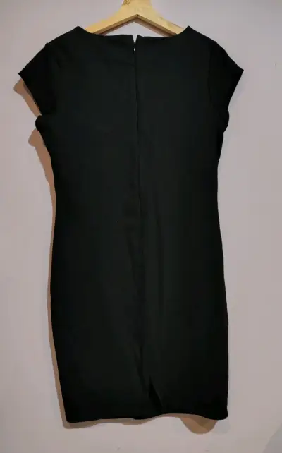 Vestido negro elegante con detalles dorados - miniatura 2