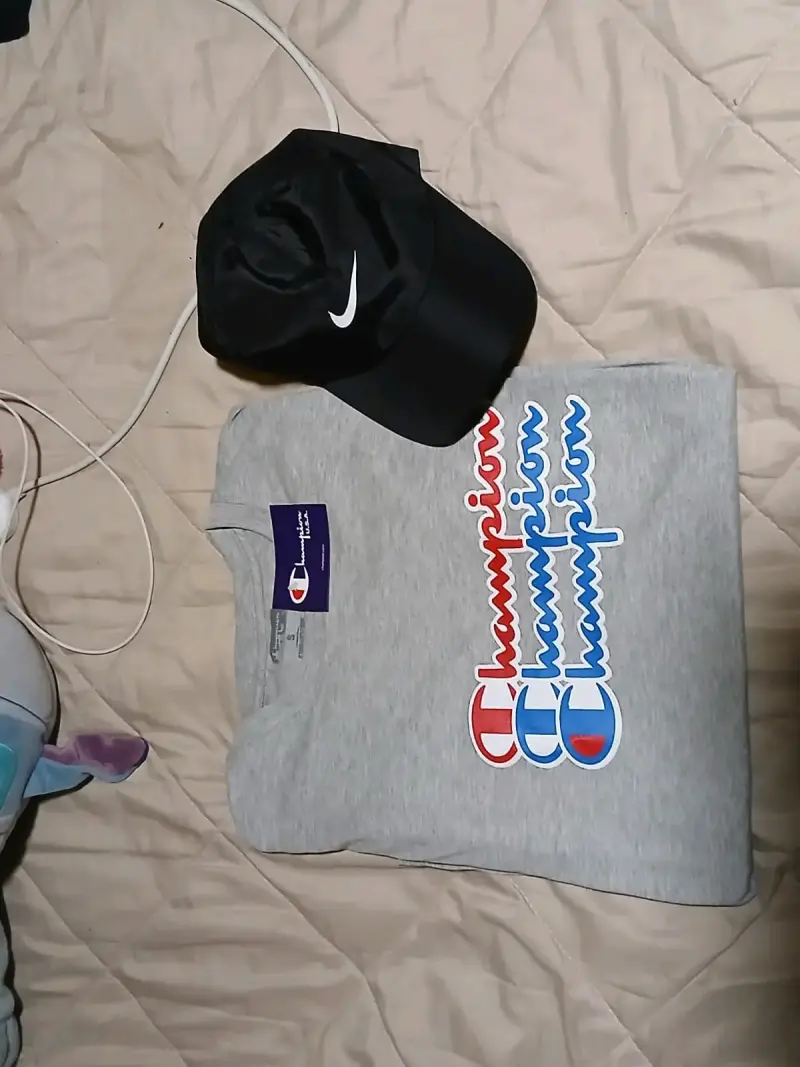 Polerón Champion gris con logo y gorra Nike negra
