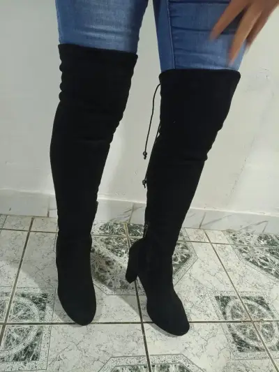 Botas negras sobre la rodilla con tacón alto - miniatura 1