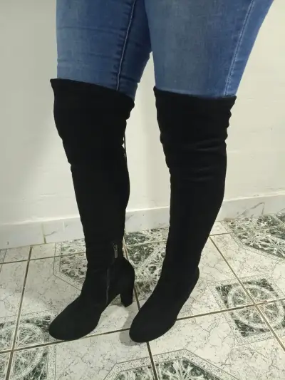 Botas negras sobre la rodilla con tacón alto - miniatura 2