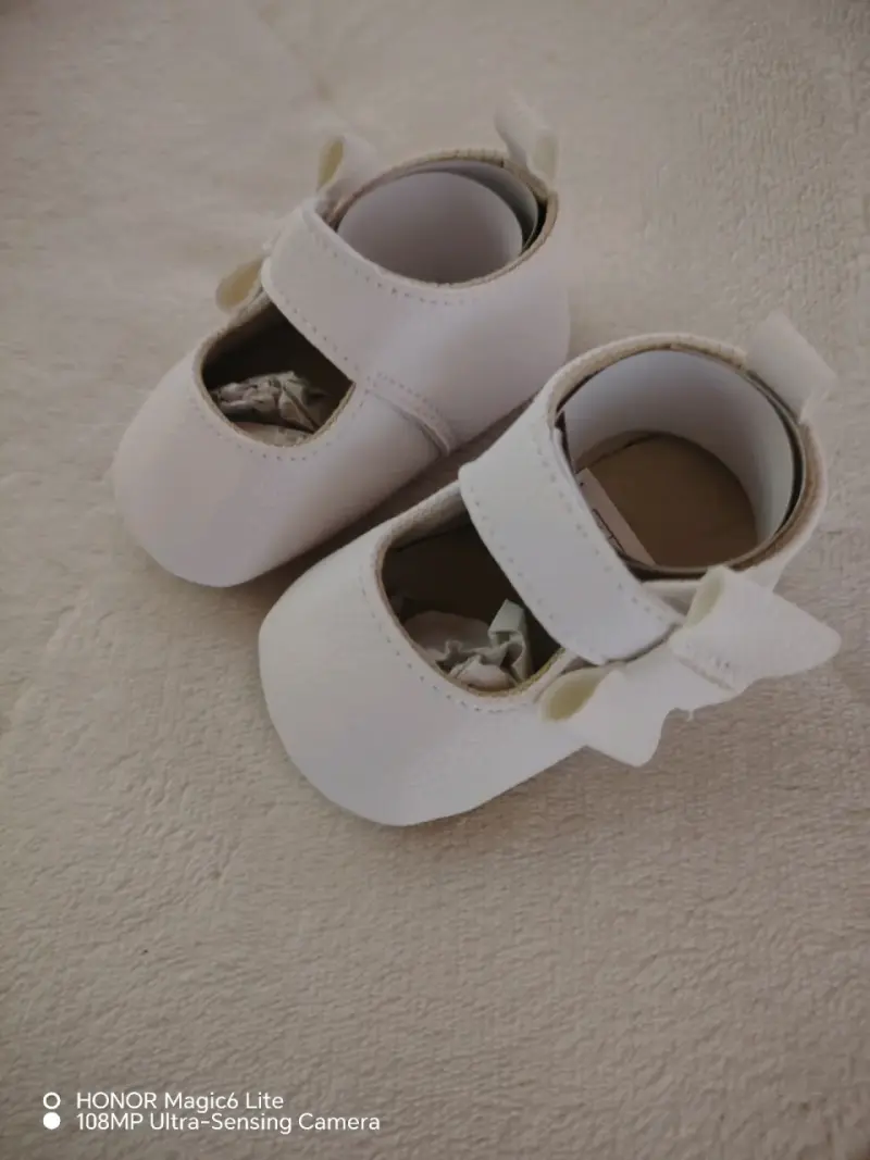 Zapatos de bebé blancos con lazo - 1