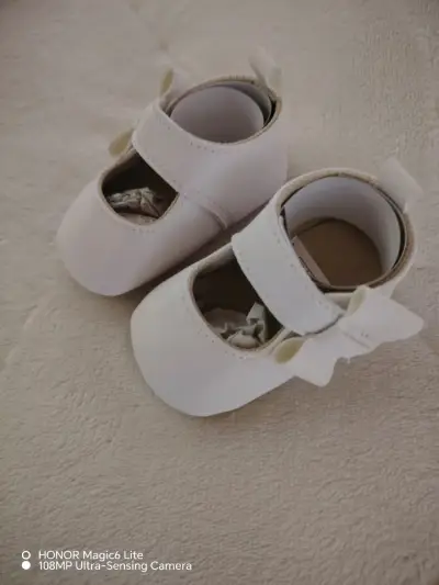 Zapatos de bebé blancos con lazo - miniatura 1