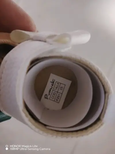 Zapatos de bebé blancos con lazo - miniatura 2