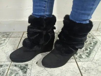 Botas negras con forro de piel sintética - miniatura 1