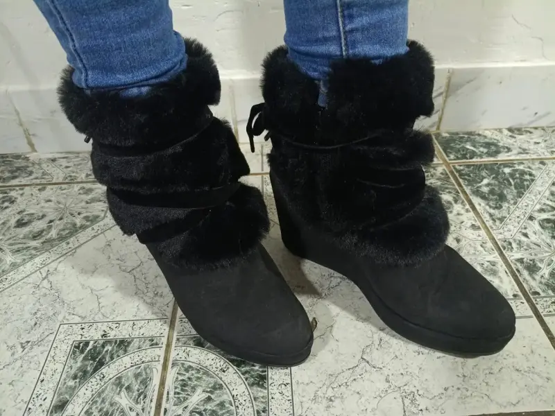 Botas negras con forro de piel sintética - 2