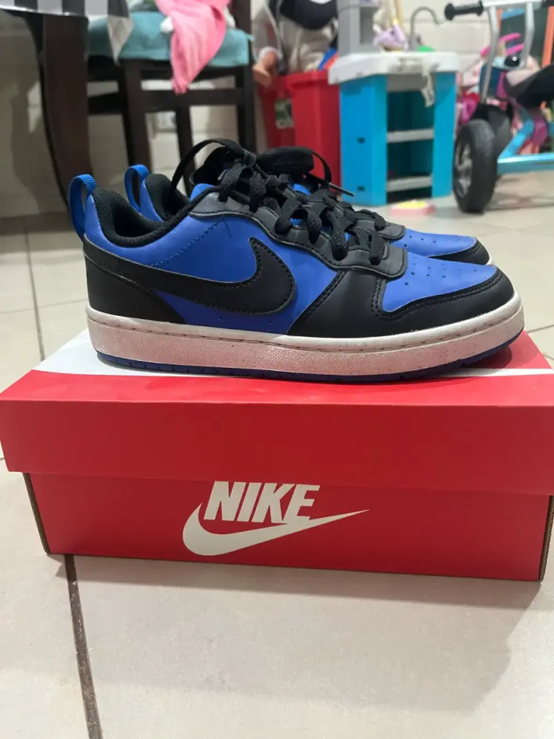 Zapatillas Nike azules y negras para niñ@s unisex - 2
