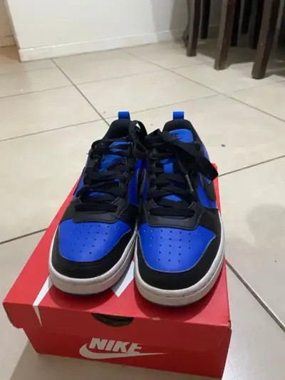 Zapatillas Nike azules y negras para niñ@s unisex - miniatura 3
