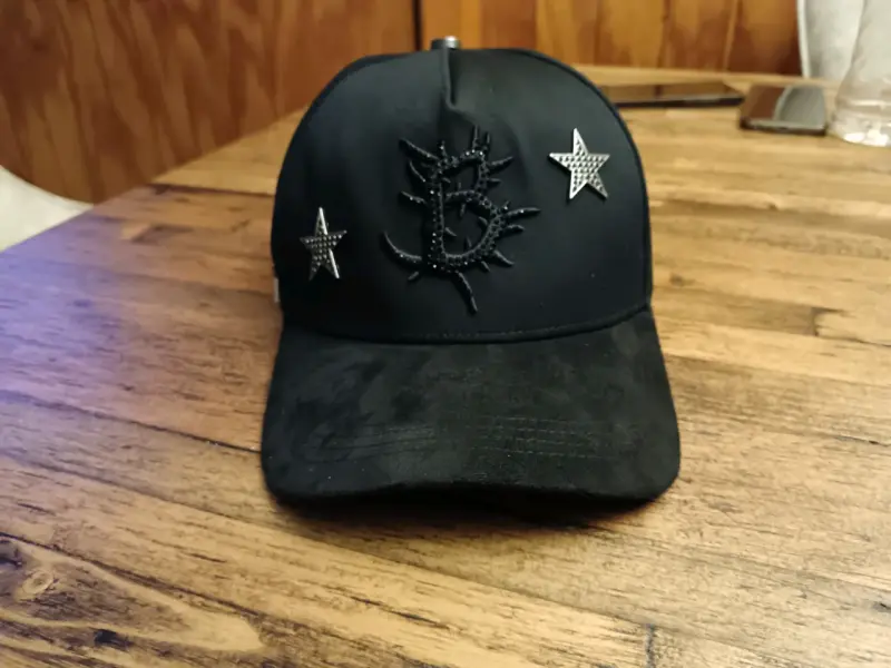 Gorra barbas con diseño de estrellas bordadas - 1