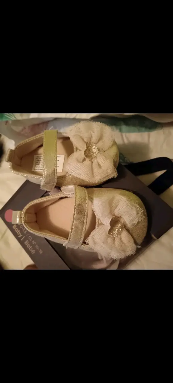 Zapatos de bebé dorados con flor decorativa