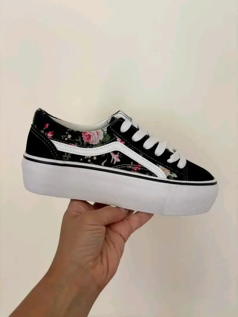 Zapatillas plataforma negras con flores