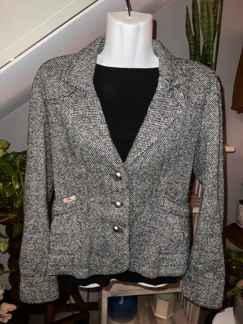 Blazer de mujer gris con botones decorativos - 1