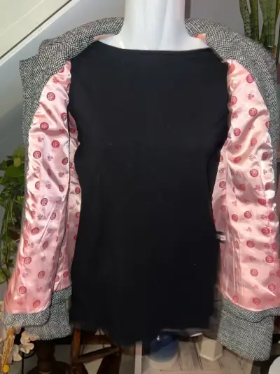 Blazer de mujer gris con botones decorativos - miniatura 2
