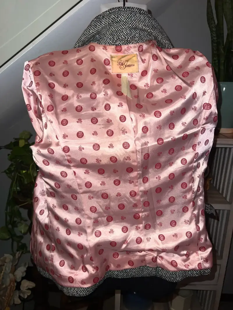 Blazer de mujer gris con botones decorativos - 3