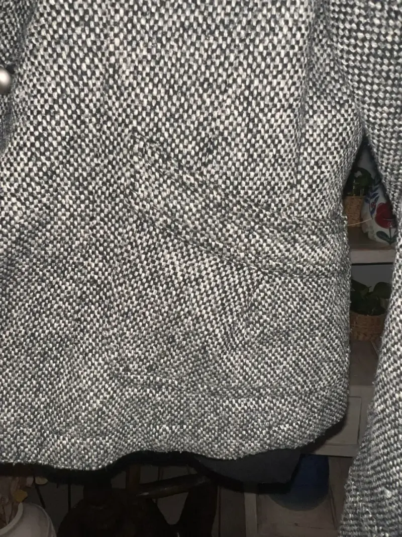 Blazer de mujer gris con botones decorativos - 4