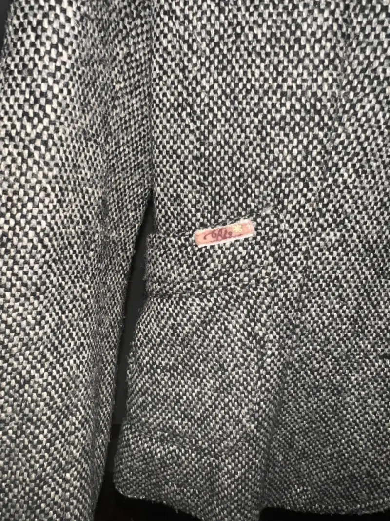 Blazer de mujer gris con botones decorativos - 5