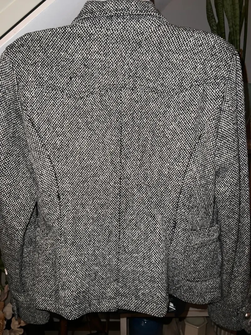 Blazer de mujer gris con botones decorativos - 6