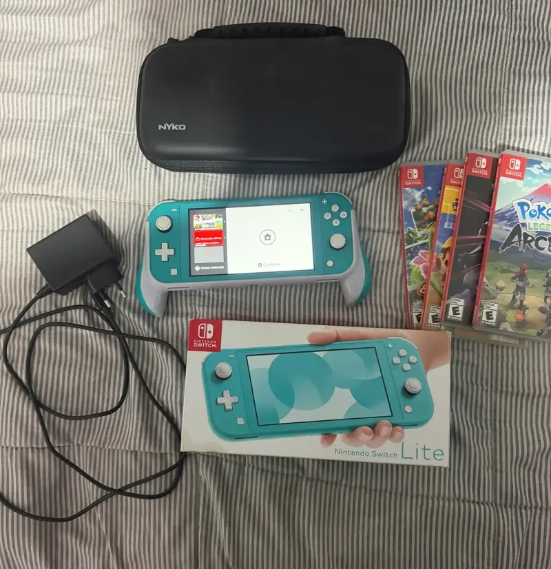 Nintendo Switch Lite turquesa con juegos y accesorios - 1