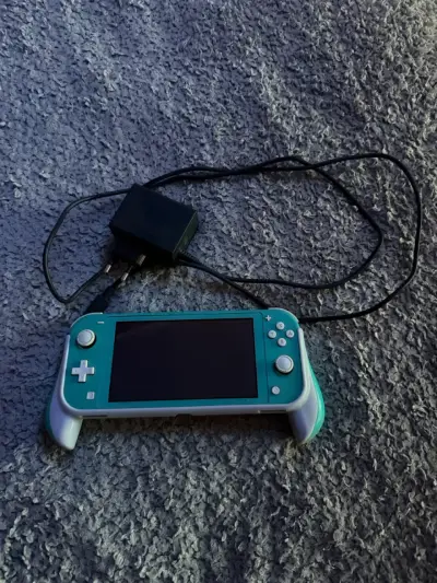 Nintendo Switch Lite turquesa con juegos y accesorios - miniatura 4