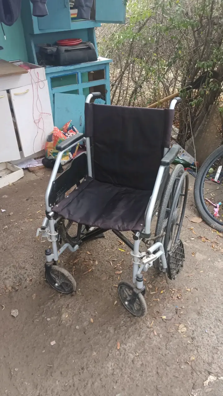 Silla de ruedas plegable en buen estado - 1