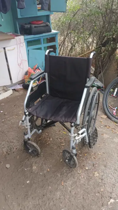 Silla de ruedas plegable en buen estado - miniatura 1