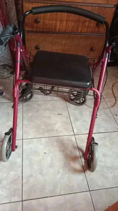Silla de ruedas plegable en buen estado - miniatura 2