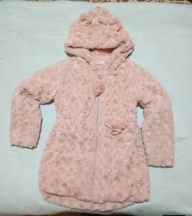 Abrigo de niña con capucha color rosado
