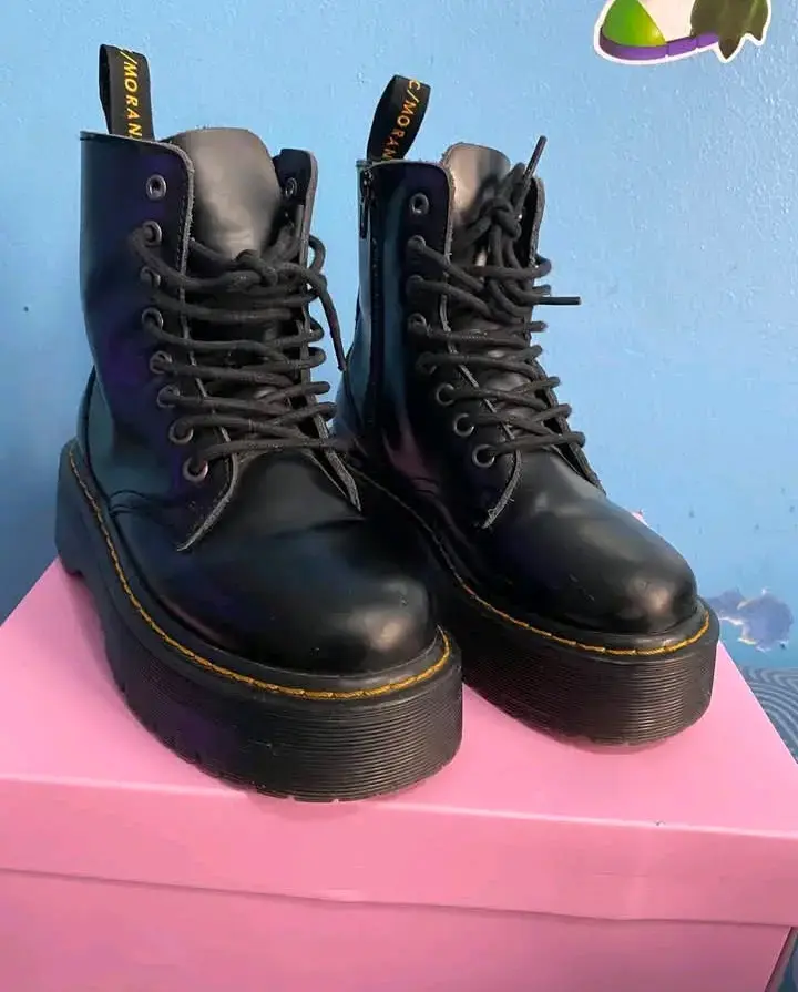 Botas negras de cuero con plataforma - 1