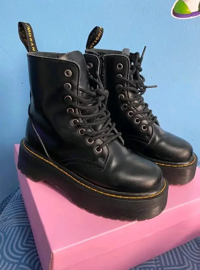 Botas negras de cuero con plataforma - 2