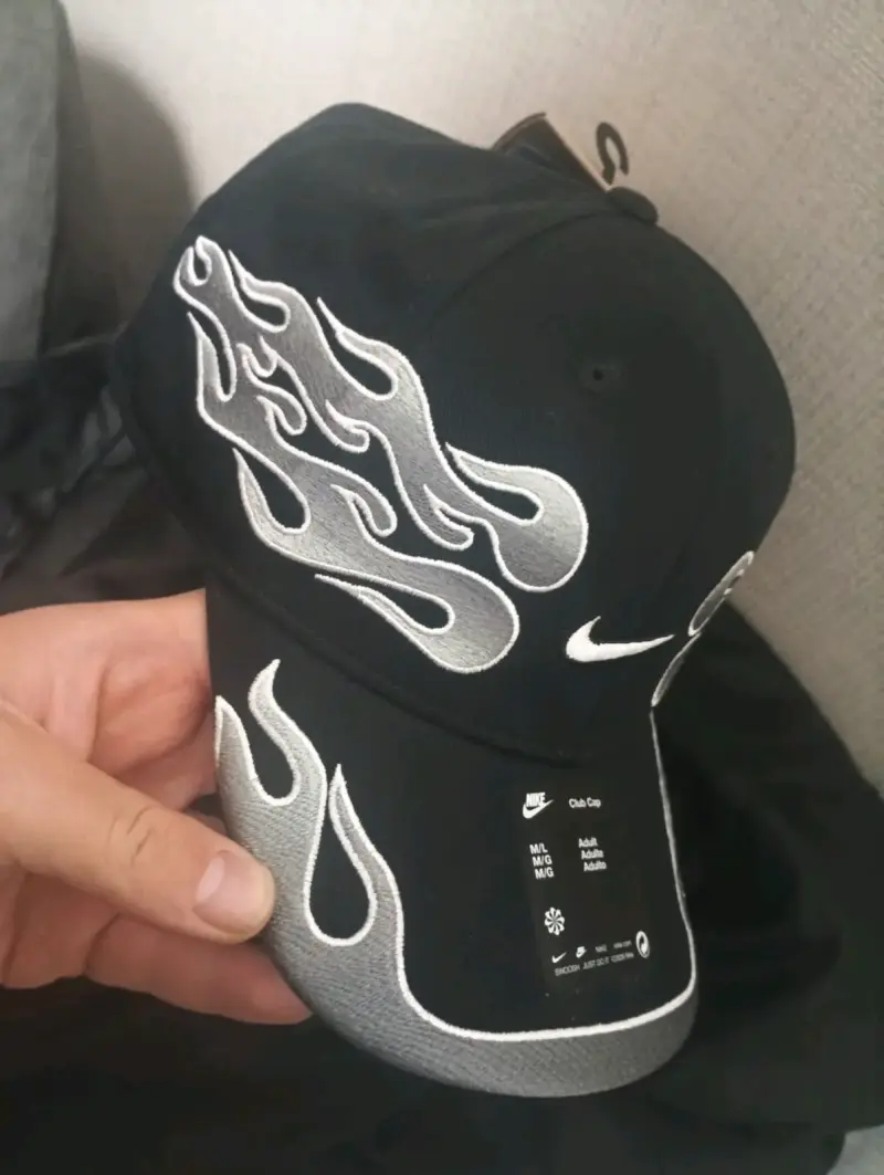 Gorra Nike Club OG Flamed negra con diseño de llamas - 2