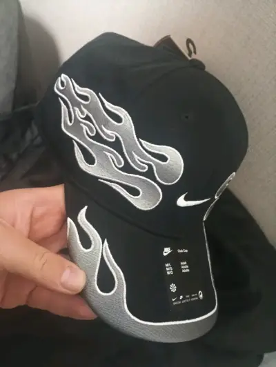 Gorra Nike Club OG Flamed negra con diseño de llamas - miniatura 2