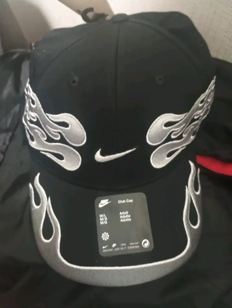 Gorra Nike Club OG Flamed negra con diseño de llamas - 3