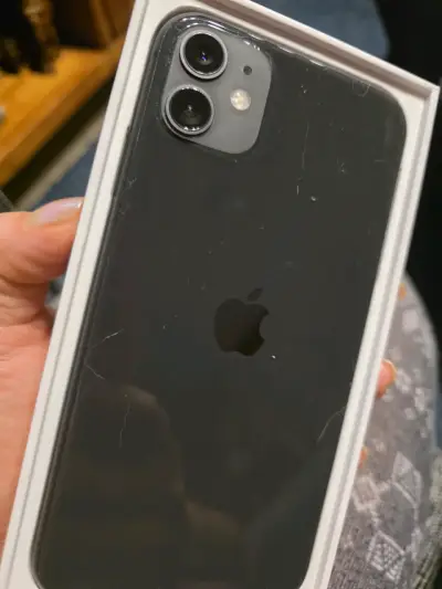iPhone 11 en caja color negro - miniatura 1