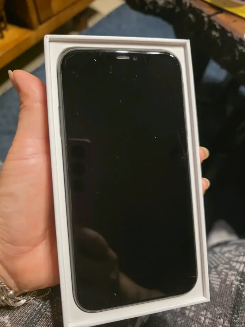 iPhone 11 en caja color negro - 2