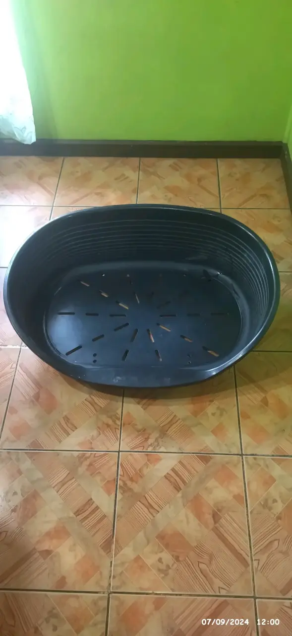 Cama plástica para mascotas tamaño grande - 1