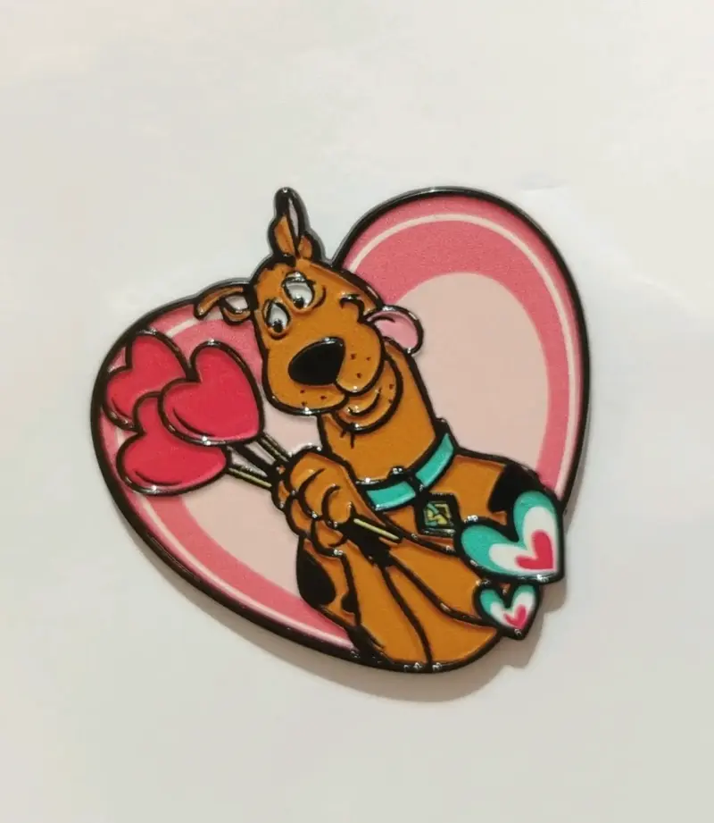 Pin de Scooby-Doo con diseño de corazones