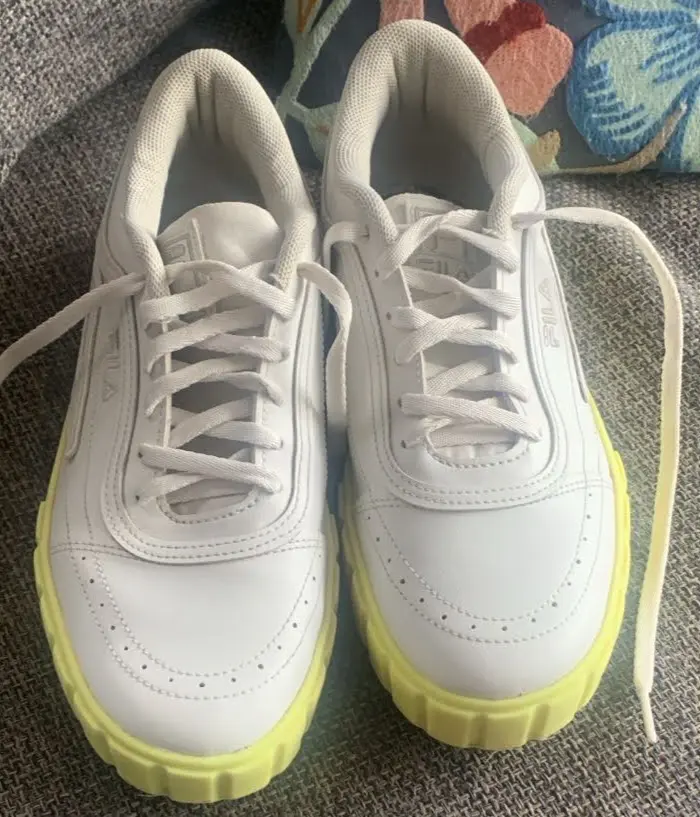 Zapatillas deportivas blancas con suela amarilla - 1
