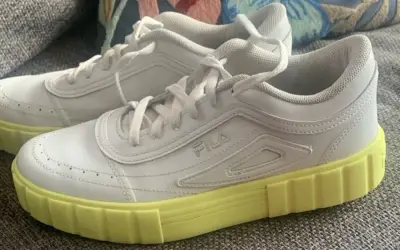 Zapatillas deportivas blancas con suela amarilla - miniatura 2