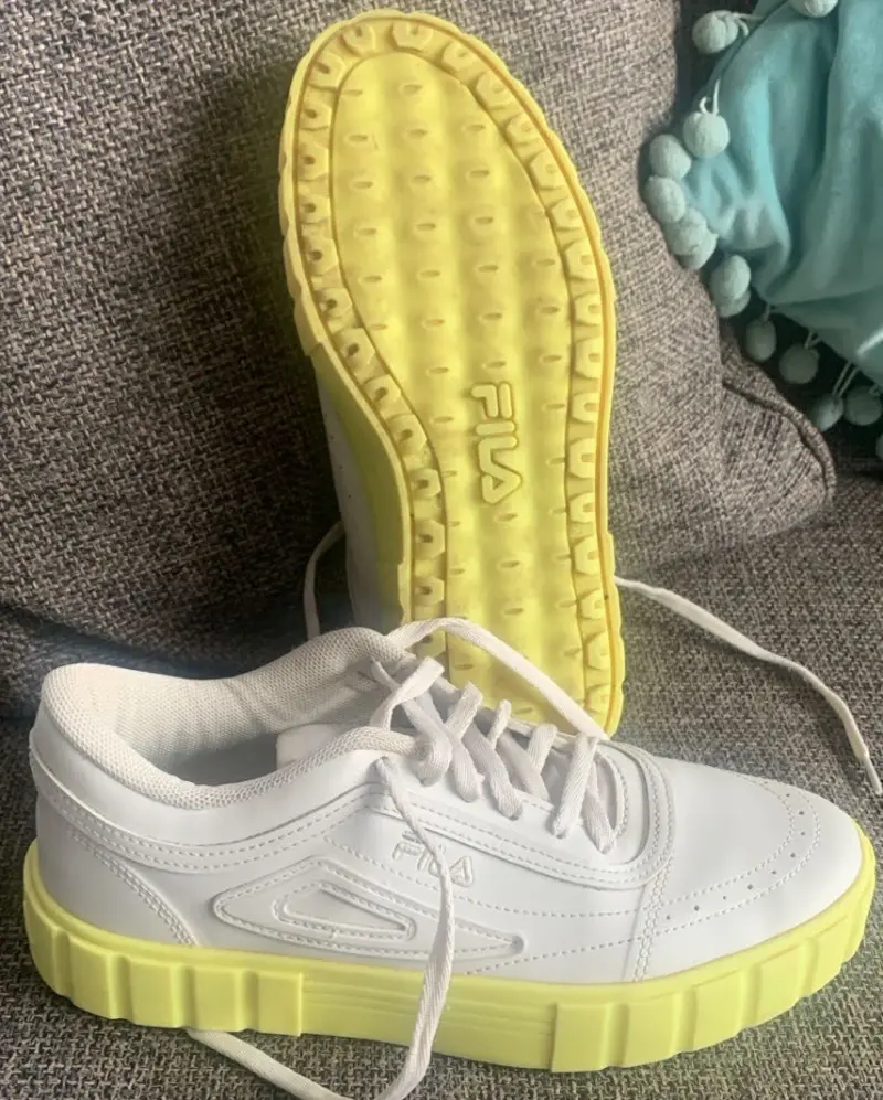 Zapatillas deportivas blancas con suela amarilla - 3