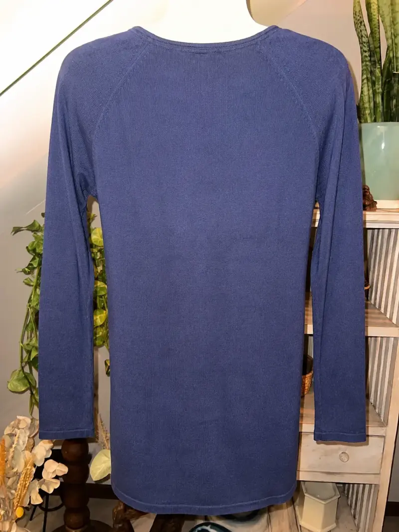 Polera larga azul con diseño brillante - 2
