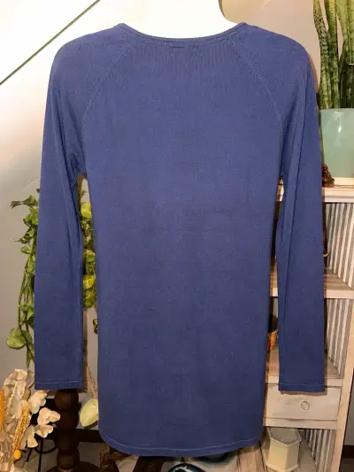 Polera larga azul con diseño brillante - miniatura 2