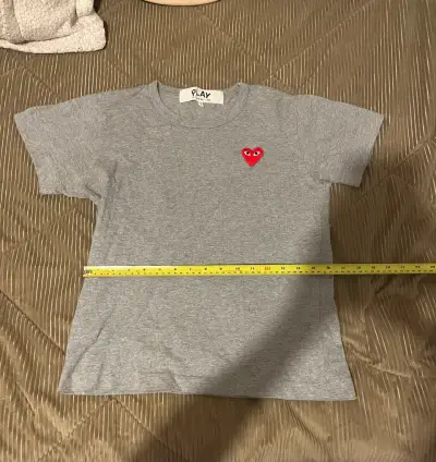 Polera gris cdg (57 de largo y de ancho 41) - miniatura 2