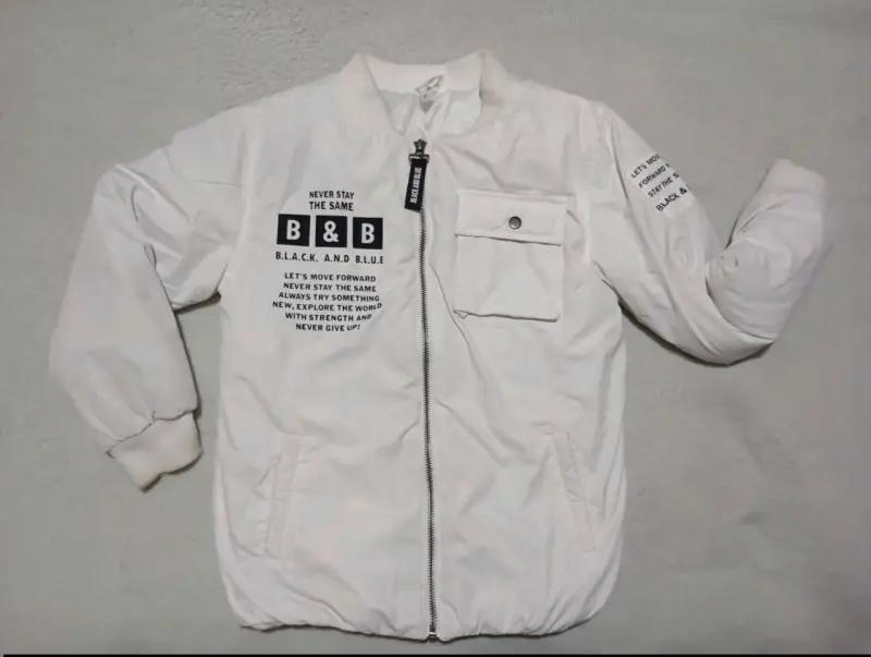 Chaqueta blanca B&B con diseño moderno