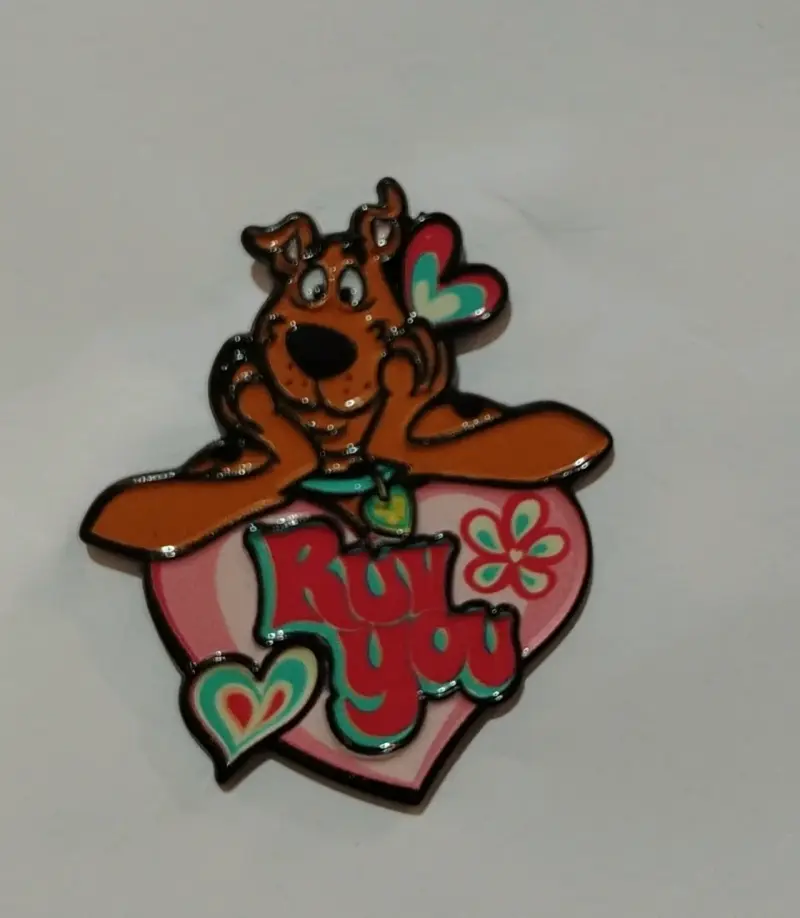 Pin de Scooby-Doo con diseño de corazón