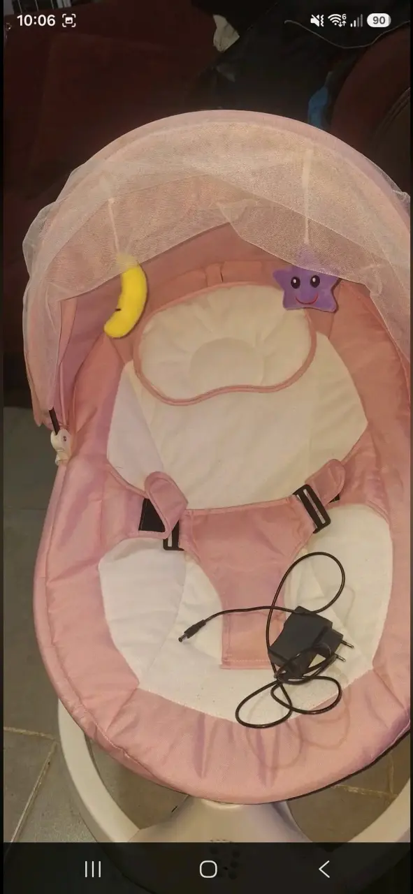 Silla mecedora para bebé rosa con juguetes colgantes - 1