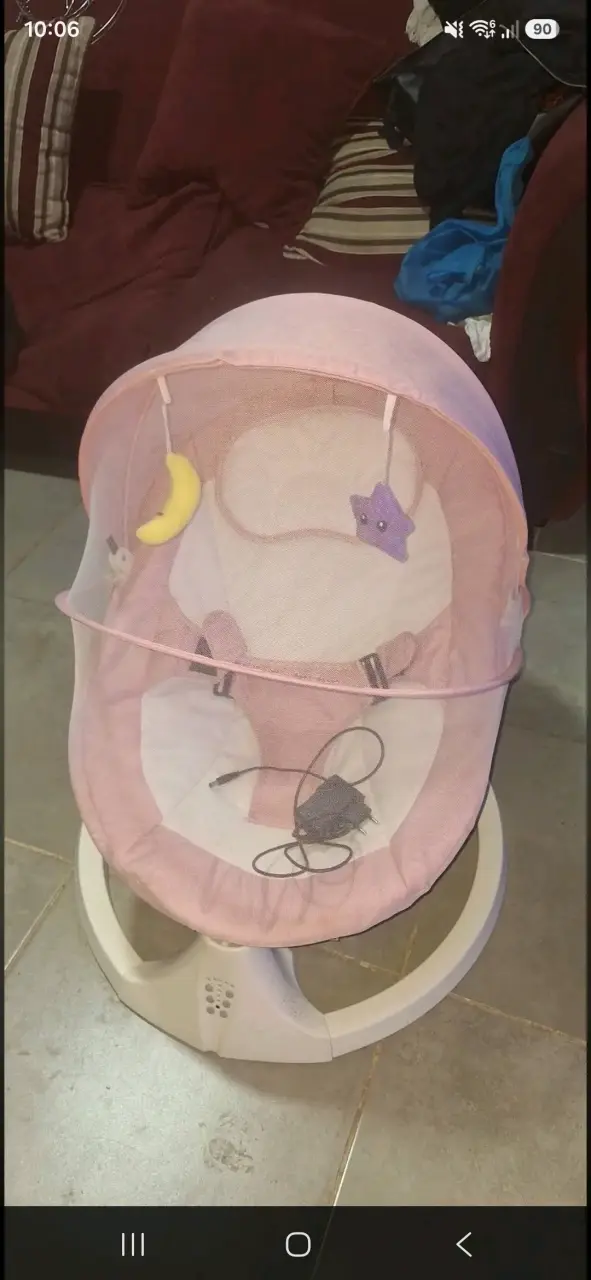 Silla mecedora para bebé rosa con juguetes colgantes - 2