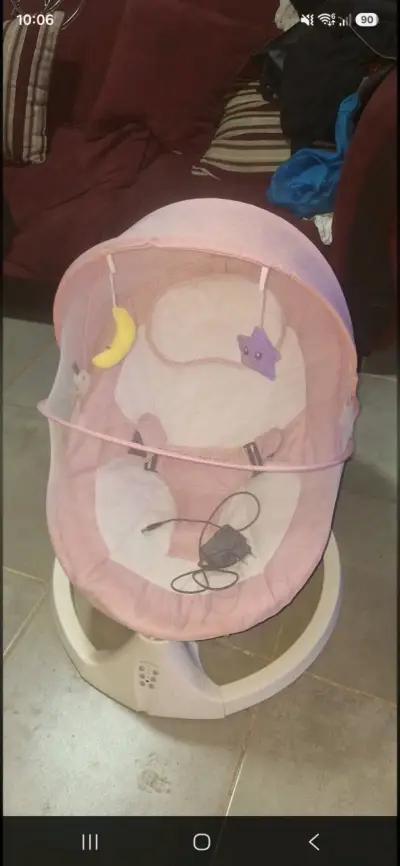 Silla mecedora para bebé rosa con juguetes colgantes - miniatura 2